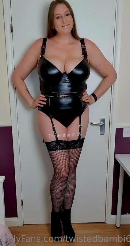 I had a break from the housework and dressed up 😁 I absolute..