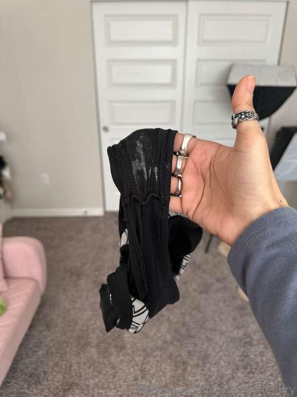 i sell panties btw :)