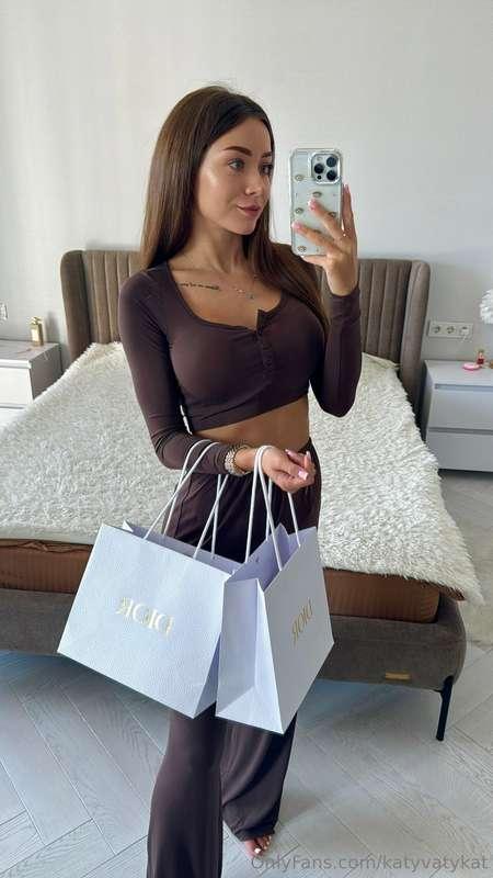 I did some shopping. By the way, how do you like my look?😊