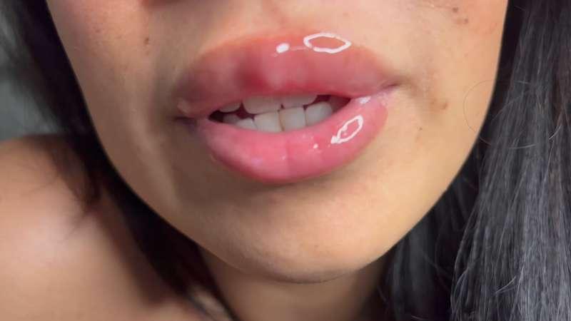 Drooling kisses, dirty talk and a lot of lipgloss