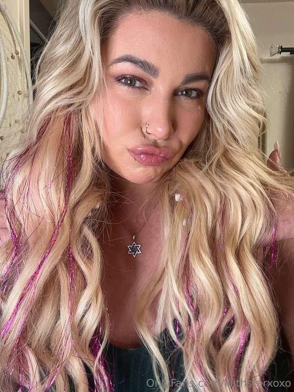 should i be sweet tonight… or a little bratty? your choice, ..