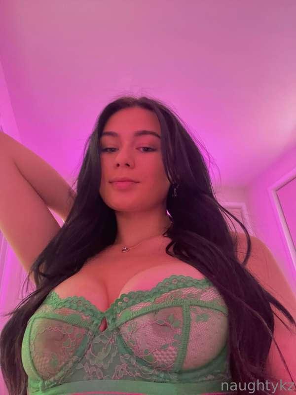 Dm for custom content 💦🍑