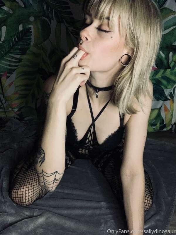 i love the feeling of things in my mouth 😻👅🖤