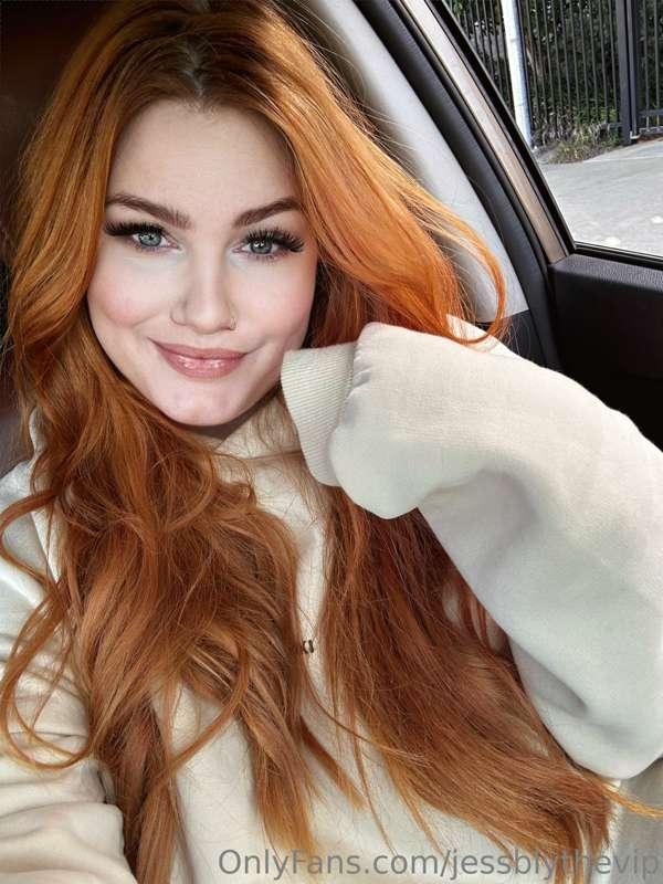 No makeup and hoodie weather ♥️ I absolutely adore the cold ..