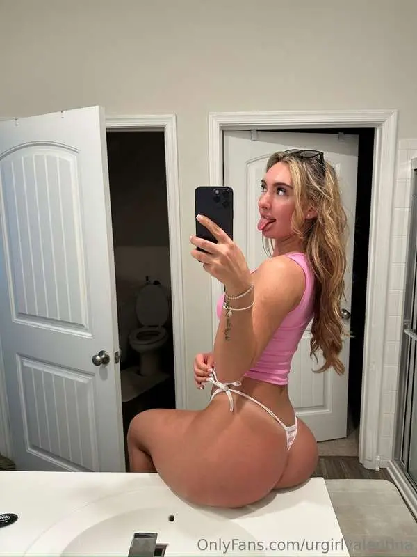 Tell me what turns you on. Send me a DM! 😍