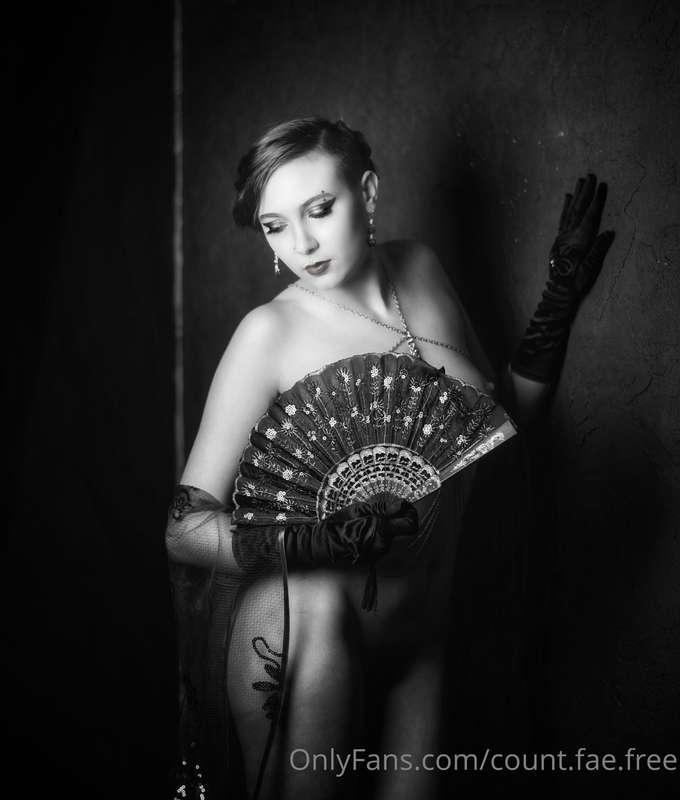 Enjoy some vintage fishnets and sultry teasing 💋🖤🥀