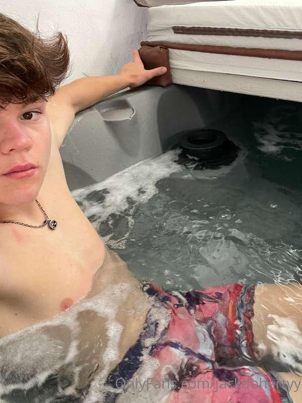 feels amazing in here .. wanna join?🔥
