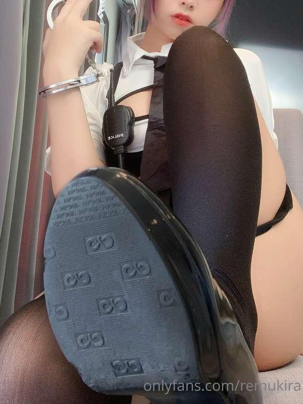 Want to try being stepped on ?🖤
อยากลองโดนเหยียบมั้ยคะ..?