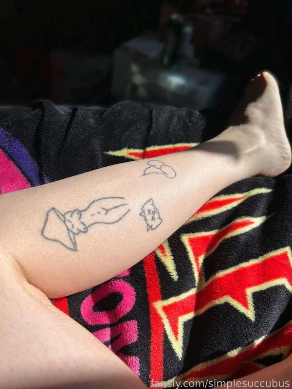 my tattoos look so pretty in the sun ☀️ 

#fyp #tattoos #sunny #cozy #sfw #pretty #chill #tatted