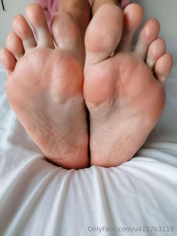 Delicious bare soles 🤭☺️😁