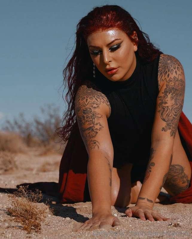 On all fours in the heat... ready for you 😈🌵