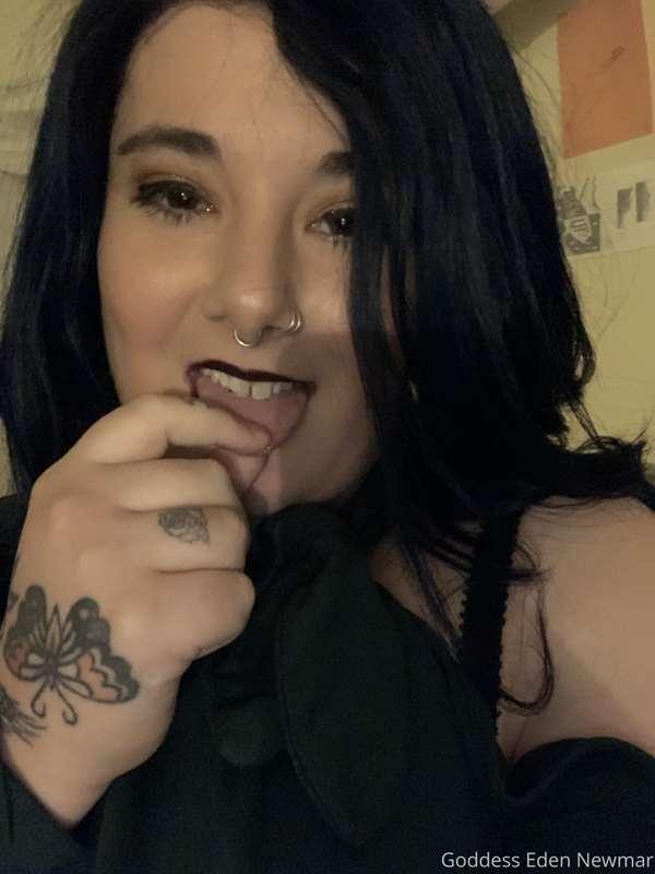 Like if u wish u knew what dat tongue do (lots of cock teasi..