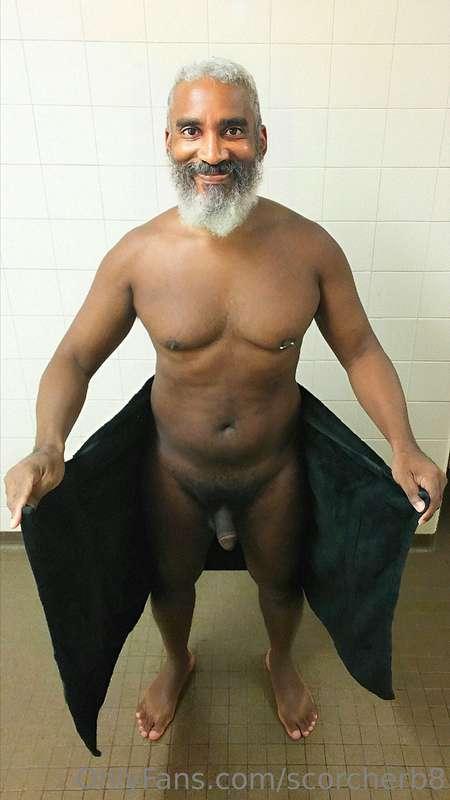 Towel Tuesday!  #beard #musculardaddy #gay #feet #gaycruisin..
