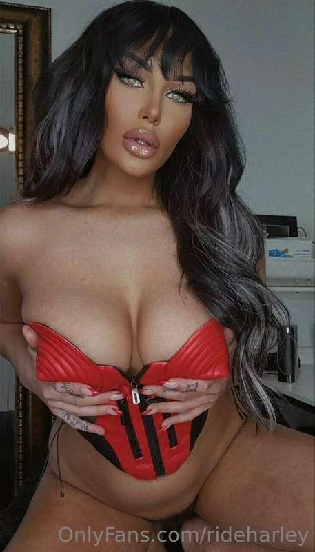 You look like you need to cum, see me in my inbox NOW 😈👏🏻