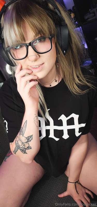 Buy me steam games and tell me I'm pretty 😊❤️