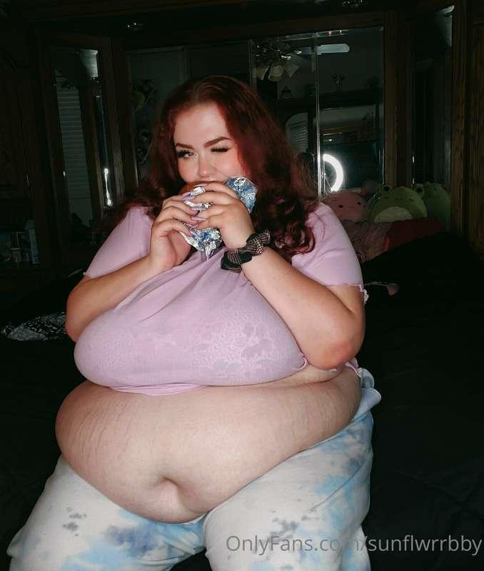 Quick video of me eating; talking about how many calories I'..