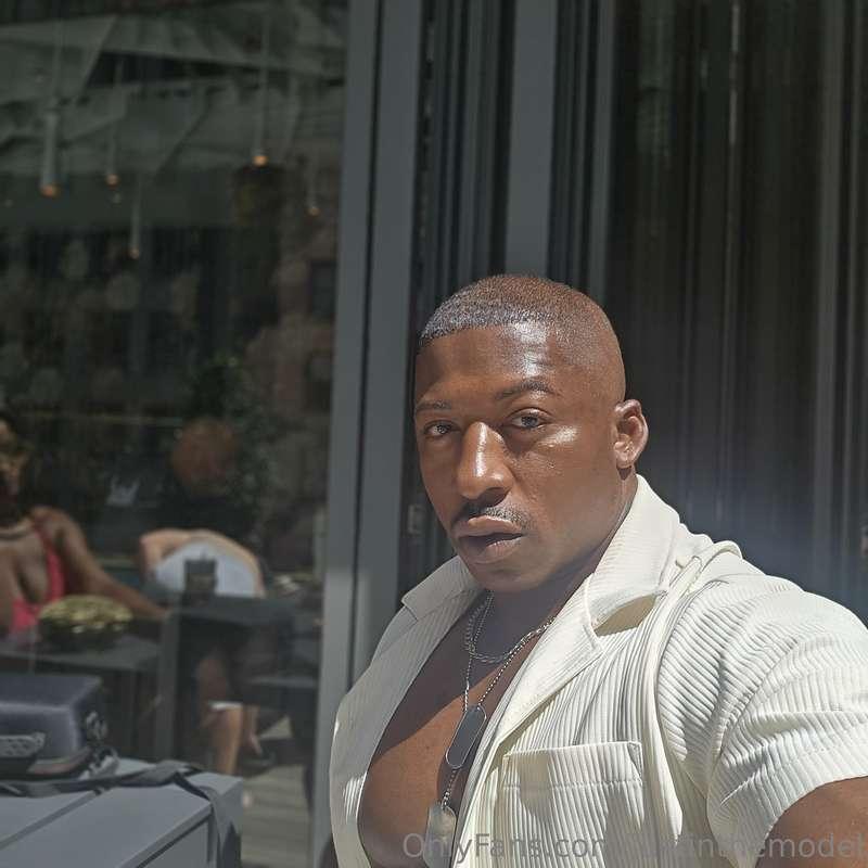 Fresh face, outside at da pool, having just a perfect perfec..