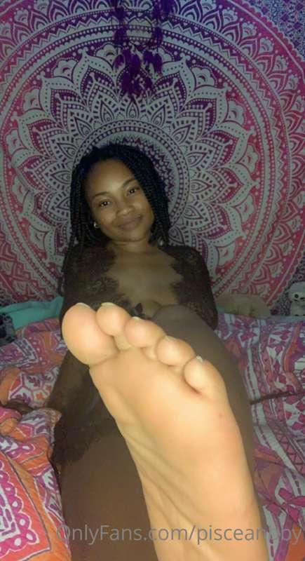 𝐰𝐡𝐢𝐜𝐡 𝐭𝐨𝐞 𝐚𝐫𝐞 𝐲𝐨𝐮 𝐬𝐮𝐜𝐤𝐢𝐧𝐠 𝐟𝐢𝐫𝐬𝐭 ❓ 😘