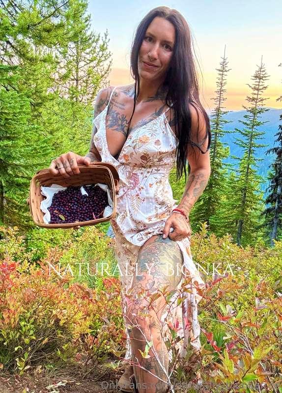 What you eating first?? Me or the berries!?! 🤤🤭