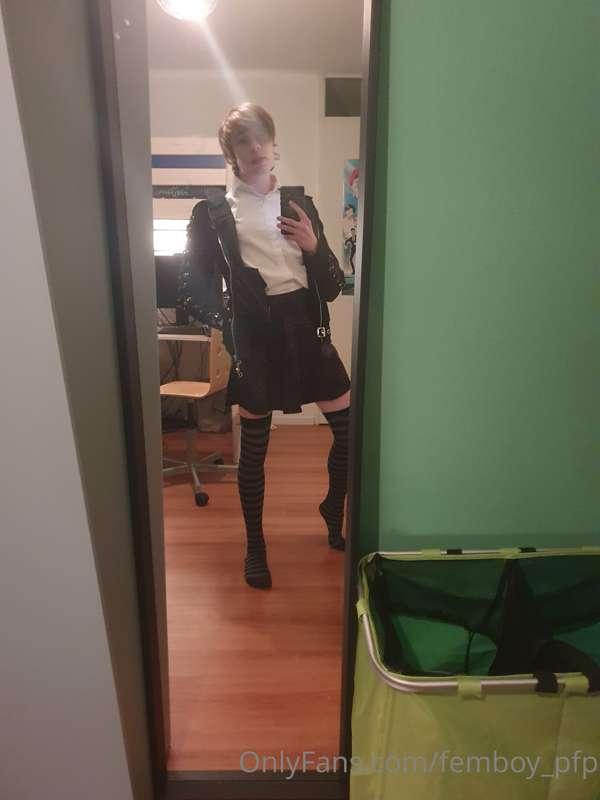 Bit of a goth girl vibe, but with a nice extra under my skir..