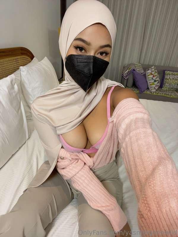 I’m not wearing this for long… wanna help me take it off? 😉💋