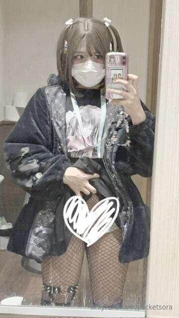 en el bañito del restaurante donde estoy >///< se ve bonito ..