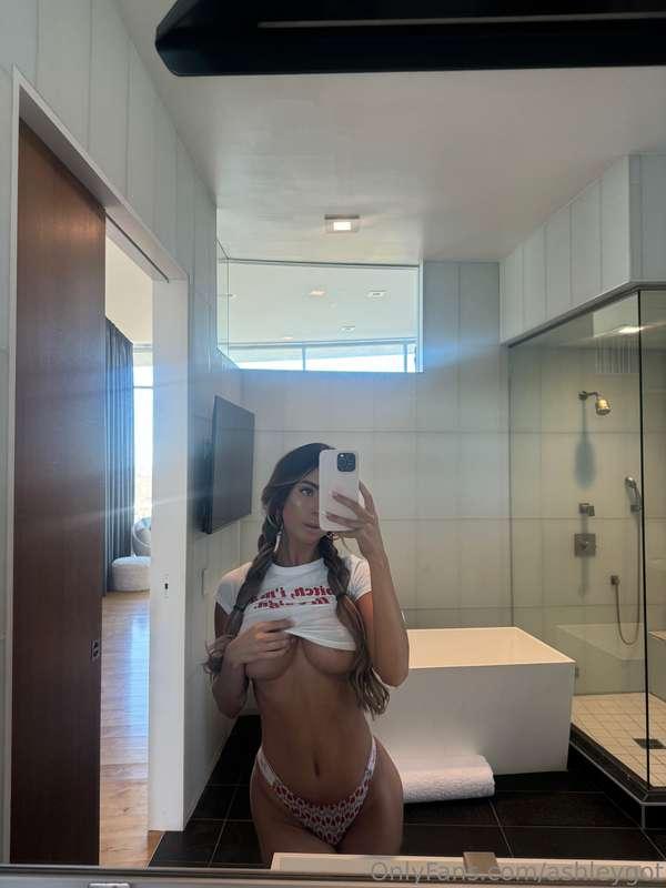 tight little bod, wanna taste? 👅
