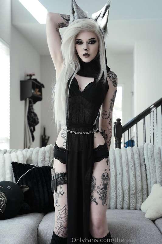 guess the cosplay 🐺 (it’s not Loona HAHA) 