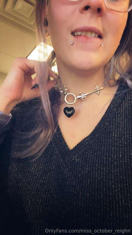 What do we think of the new collar? 🖤🔒