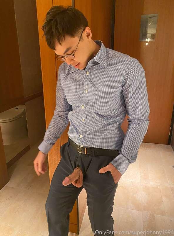 西裝適合我嗎？
Tell me what do you want to see through the suit?😳