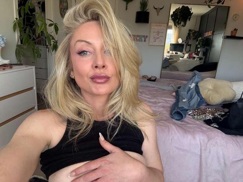 Mommy needs a good boy to keep her company 