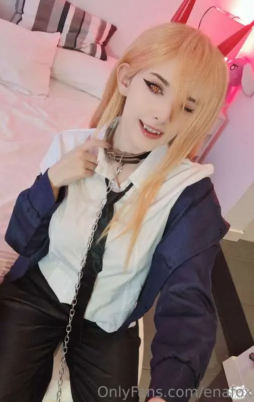 Do you dare to pet me? I promise i won't bite 😈⛓️

My very f..