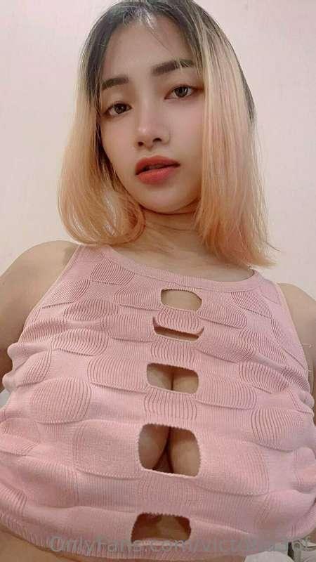 Do I look sexy in my broken top ?😝😝😝