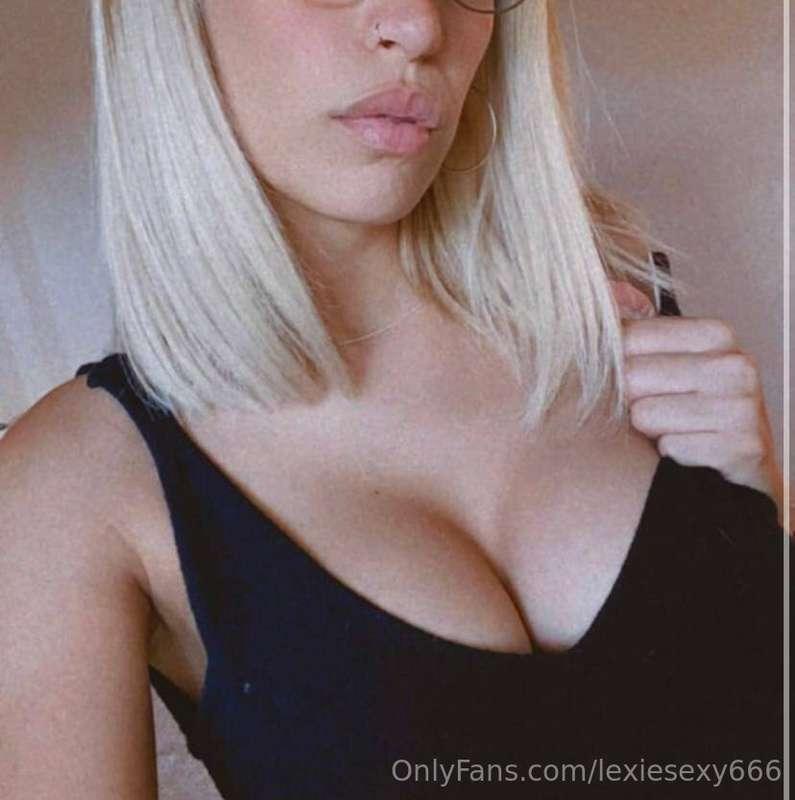 Queen @spicymisty is looking for entertainment 😈
Full explic..