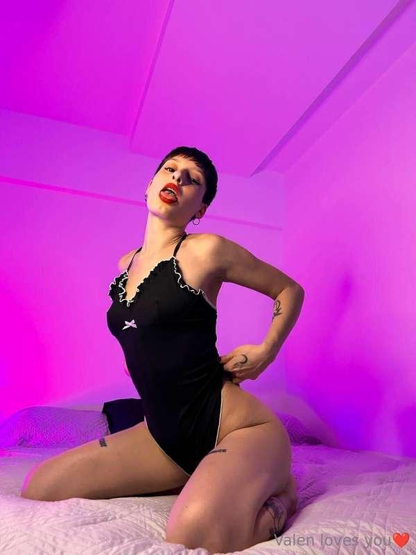 Waiting on my bed for our rough session ♥