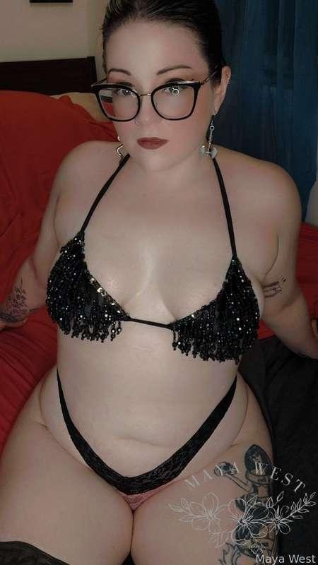 come take a bite, I promise it's delicious 💕





#bbw #alt #tattoos #nipplepiercings #pierced #piercings #solo #naturaltits #bigtits #bigass #brunette #stockings #thighhighs #glasses 