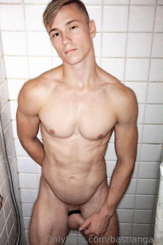 Shower boy💦💪🏼😉
-
Photographer: “derek.luis.dawn” at insta.