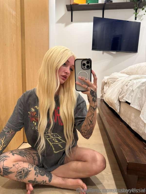 Alone and horny? Let’s sext and I’ll make you cum twice 😉