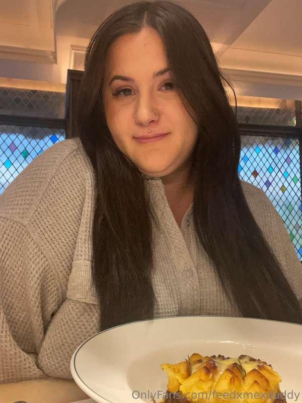 out to eat but I’m the real snack ☺️