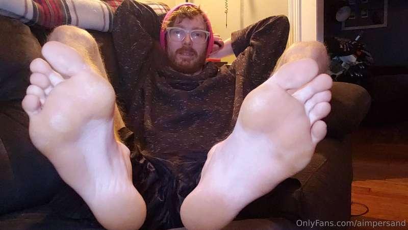 I wish I could give myself a foot job 🥲 bit of dick and ass ..