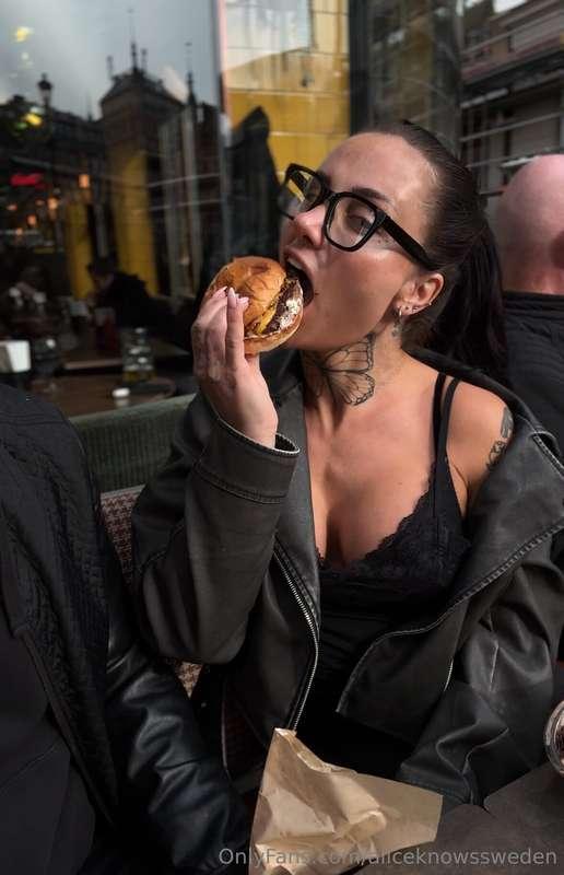 Would you take me to dinner? I’m ready to go 🙃🍔🤤