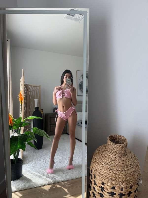 💗 A little bit of homey glow and playful mood ✨🔥 Tell me hon..