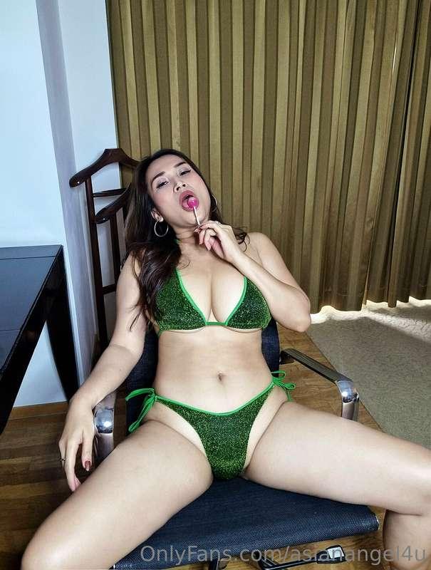 Does My New Bikini Look Sexy for a Pool Party?