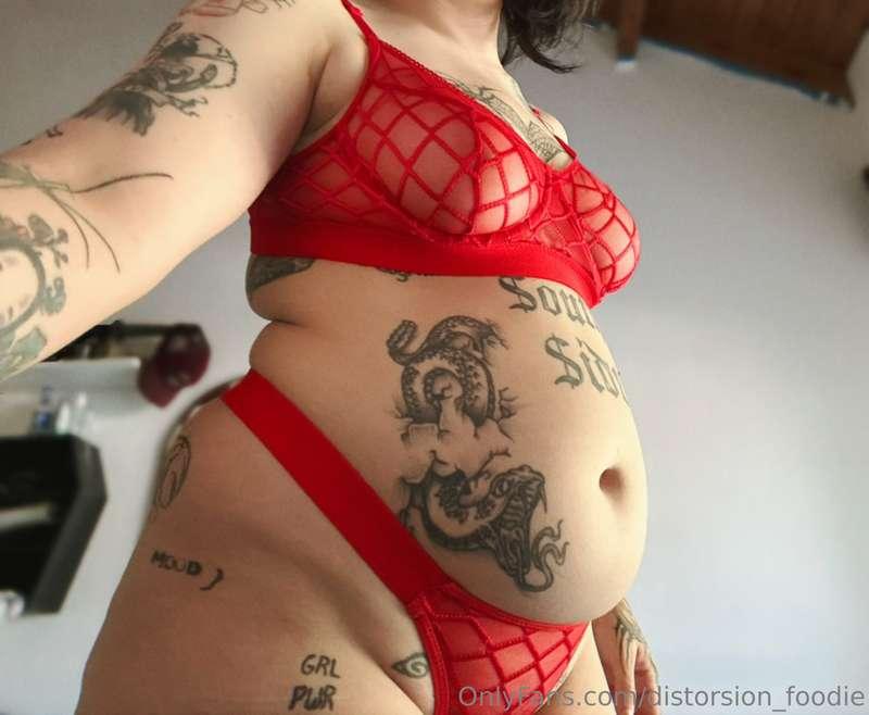 Red makes me look so sexy, it really highlights my curves 🔥🔥..