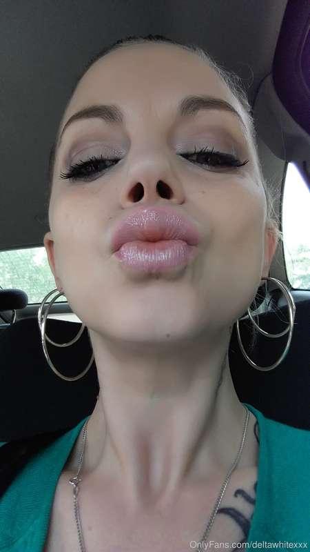 A big kiss for you sexy people