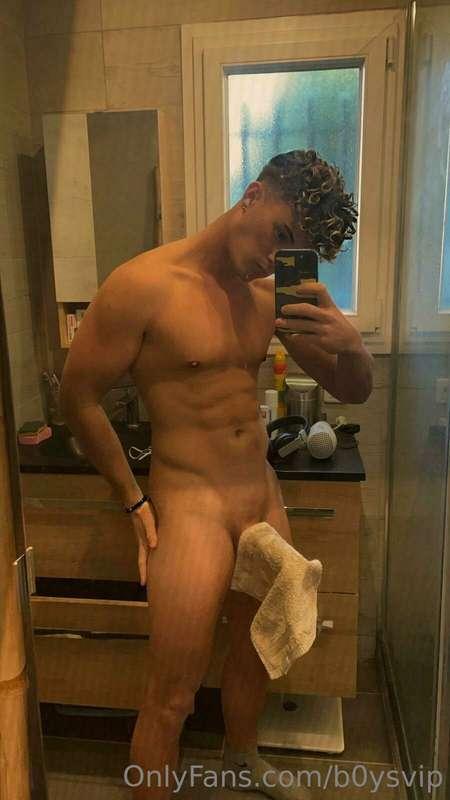 🇺🇸 I'm sure you want me to take off my towel😏 Swipe right to..