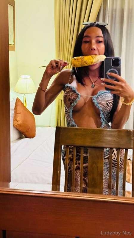 eating this corn while thinking about your cock.. 🤭