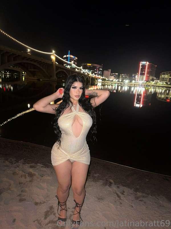 Snuck off during family vacay to cum HARD💦😻this pussy needs ..