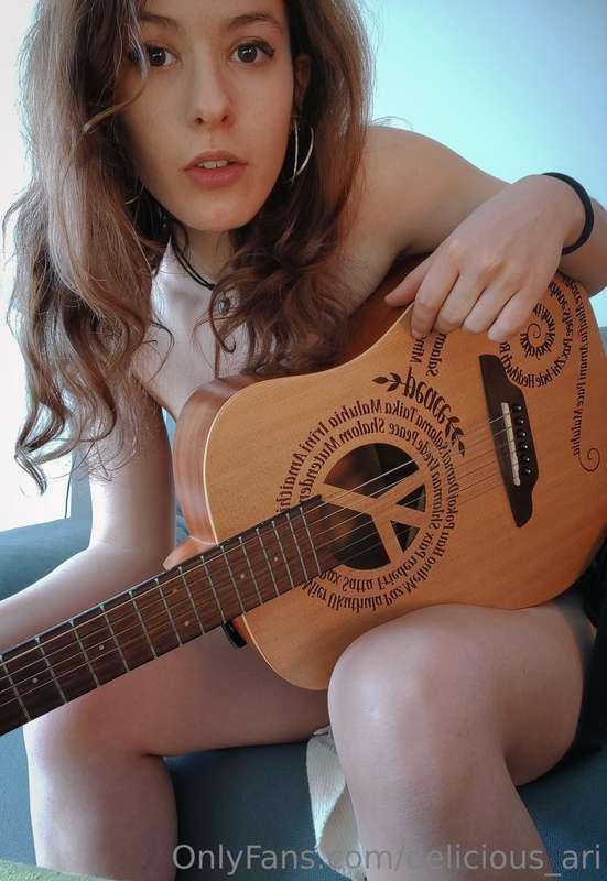 desliza para apartar un poco la guitarra  --> :)