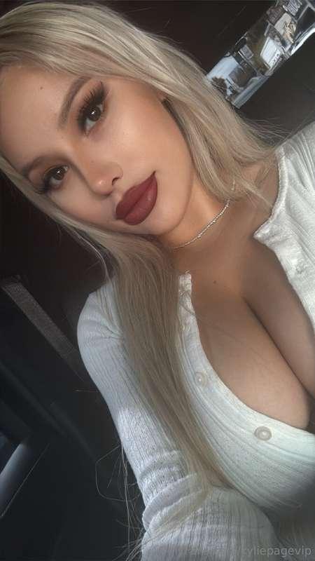 Well hello. I think this cleavage deserves a sorta type of n..